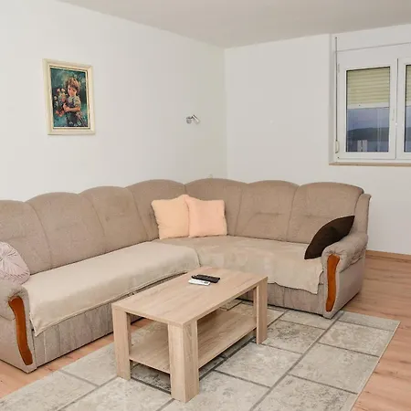 Buki One Bedroom With Balcony And Sea View Apartmán