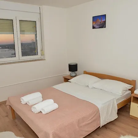 Buki One Bedroom With Balcony And Sea View Apartmán